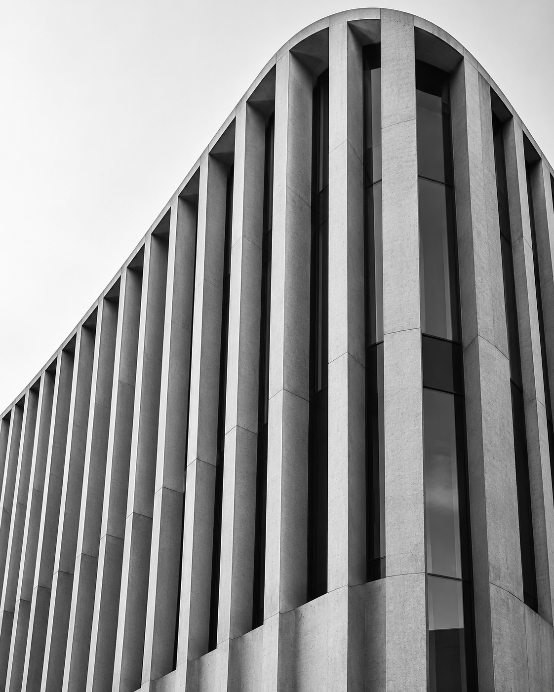 Klare Linien einer modernen Architektur, fotografiert in Schwarz-Weiß